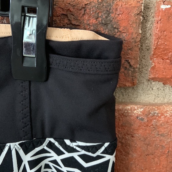 Lululemon Black White Rose Posey Print Real Quick Crop Legging Capri - Picture 5 of 10